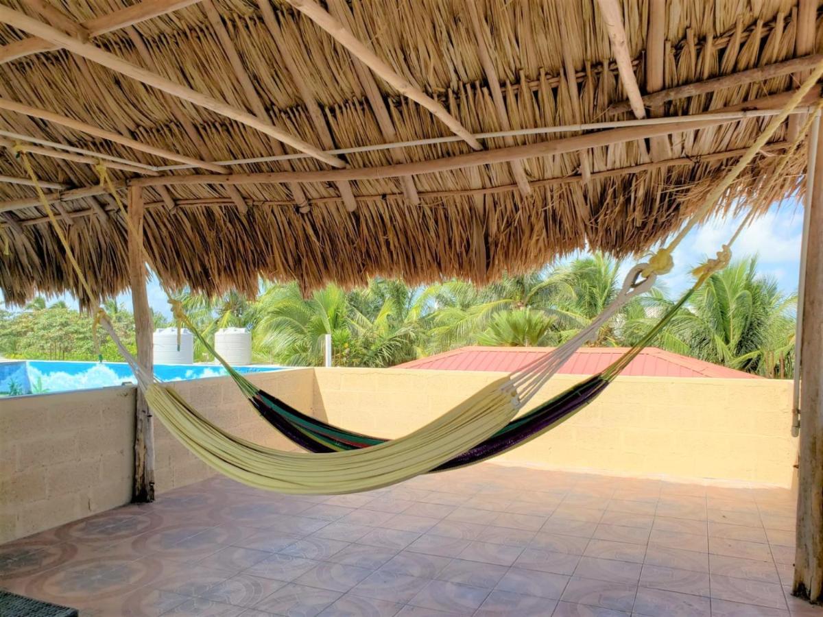 Beach Club Condos At Popeyes Caye Caulker Kültér fotó