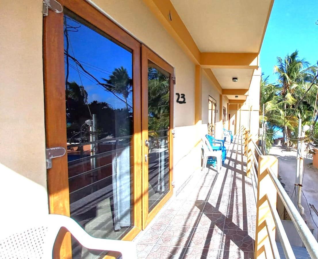 Beach Club Condos At Popeyes Caye Caulker Kültér fotó