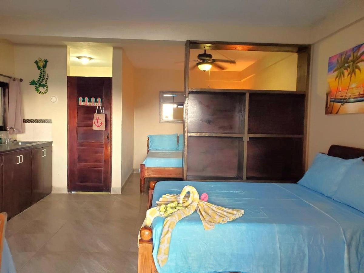 Beach Club Condos At Popeyes Caye Caulker Kültér fotó