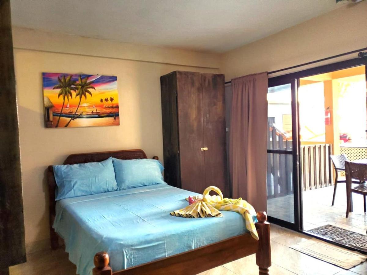 Beach Club Condos At Popeyes Caye Caulker Kültér fotó